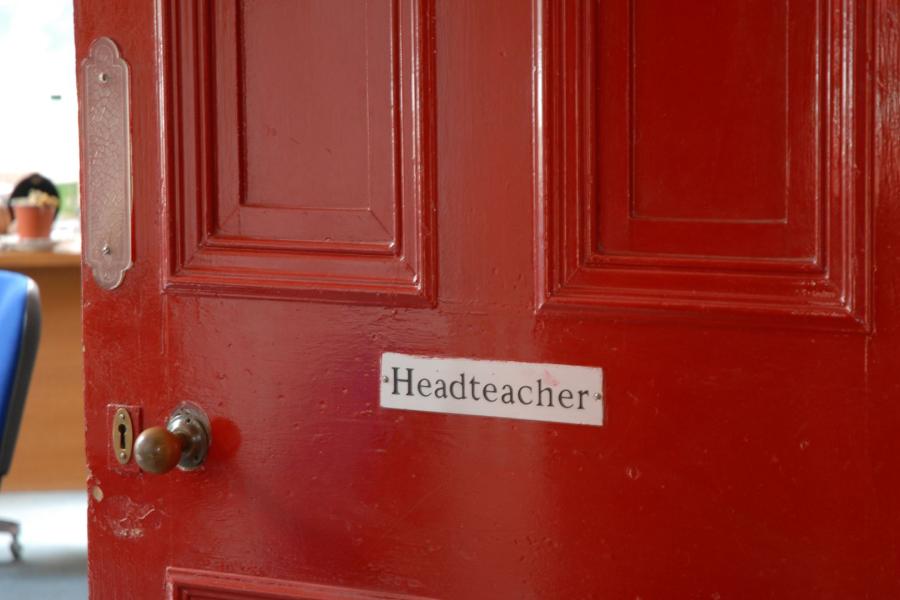 Headteacher Quits Eba8967ea19d4aa38fec2eed9dd8bed5